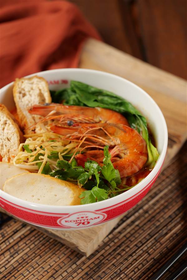 Prawn noodle soup with fish cake and greens in a branded bowl, 70 Tiam