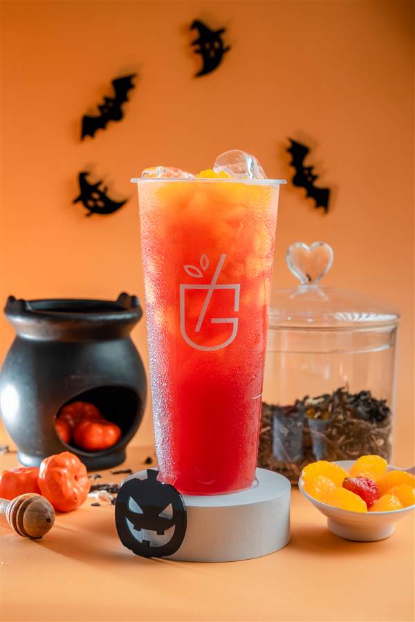 Red fruit tea on an orange Halloween set, Ganbatea