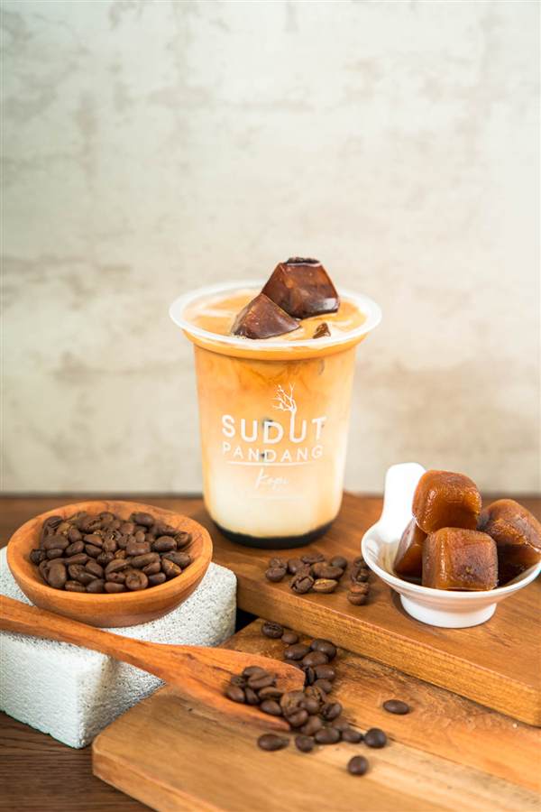 Iced coffee with coffee ice cubes and beans, Sudut Pandang Kopi